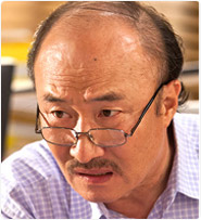 シン・サンドク役：ユン・ジュサン