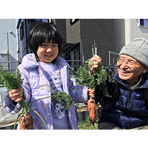 じいじと一緒に一生懸命掘ったよ。ばあばの育てた自慢の人参です。