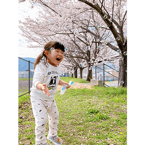しゃぼん玉大好きさゆちゃん！お花見しながら楽しみました。