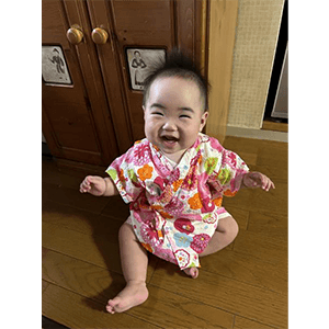 ばあばに作ってもらった甚平さんを着て笑顔いっぱいニコニコさん