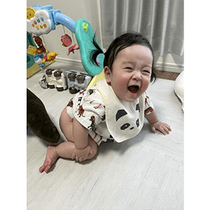 お尻丸出しで楽しくて笑っちゃう