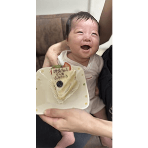 2ヶ月のお祝い笑顔いっぱいで家族に癒しをくれてます。これからもサクサク元気に育ってね！