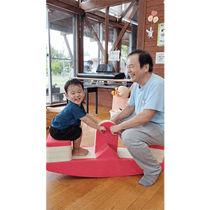 じーじと一緒にギッタンバッコン！楽しいー！