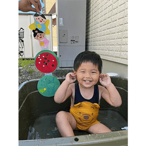 おまちかねの水遊び！楽しくて嬉しくて、笑顔あふれるひとときでした。