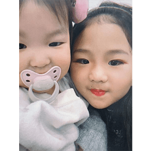 いつも面倒見の良いお姉ちゃんと写真を撮って遊んでいます！