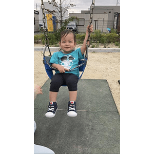 もうすぐ1歳6ヶ月になります。ブランコで楽しく遊んでくれてる写真です！