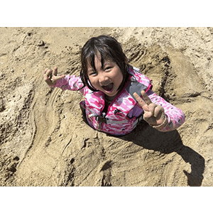 夏休みに海に行った時に穴を掘って埋まりました。めっちゃ喜んでます。