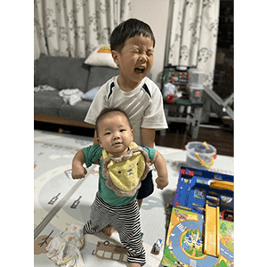 自分のおもちゃを取られそうになるたび、１歳の弟を一生懸命抱っこするおにーちゃん。