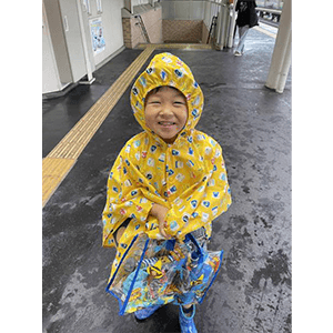 雨の日に幼稚園に通園する時に撮った1枚です。てるてるぼうずみたいになりました！
