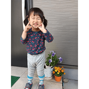 家のお花とパシャリ。たくさんのお花を覚えてほしいです。