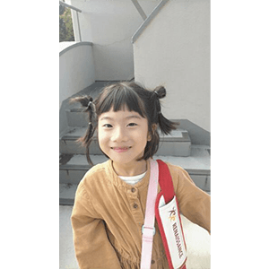 お友達に髪の毛をくくってもらい、笑顔な孫娘。