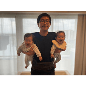 一卵性双生児の姉妹です。ダブル飛行機してあげると大喜び。たのしいねー☆