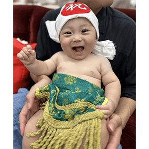 初めて参加した泣き相撲大会での1枚です！無事土俵では大きな声で泣いてくれました！！