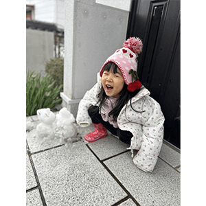 初めての雪だるま作り。自分のお尻で雪だるまを壊してしまって爆笑！