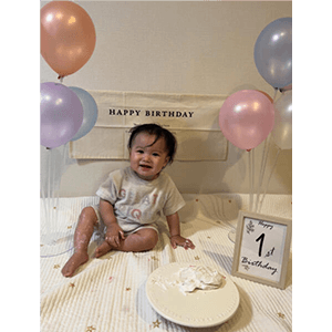 1歳の誕生日でスマッシュケーキをしたときの写真。はじめてのケーキに大興奮！