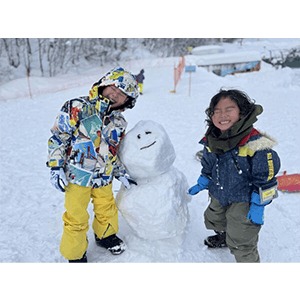 雪だるまを作ったよ。雪だるまとおんなじお顔でにっこり笑顔。