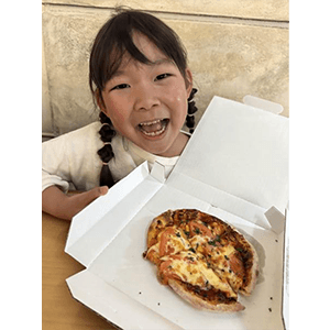 作ることが大好きな娘が自分で生地から伸ばし、トッピングも自分でして素敵なピザが完成しました♪