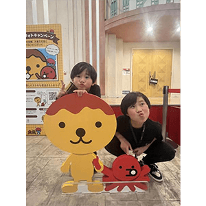 キッザニア甲子園でたこるくん、たこべえと一緒のお顔でポーズ！