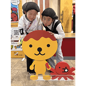 タコベエのマネをしてる娘を見て微笑むお友達と。