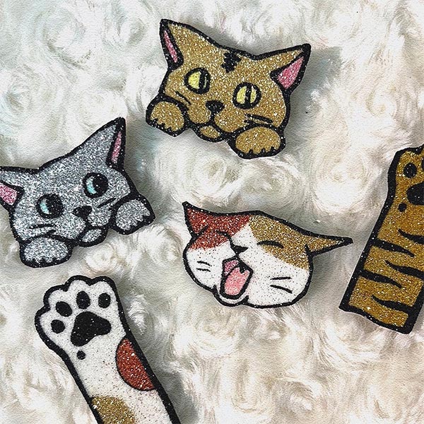 軽くて丈夫な「グリッターブローチ」