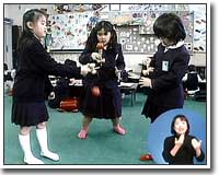 けんだまをする子供