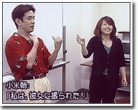 手話に挑戦する小米朝さん
