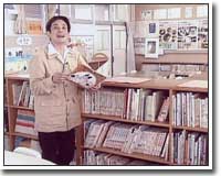 小学校の図書室にやって来た小米朝さん