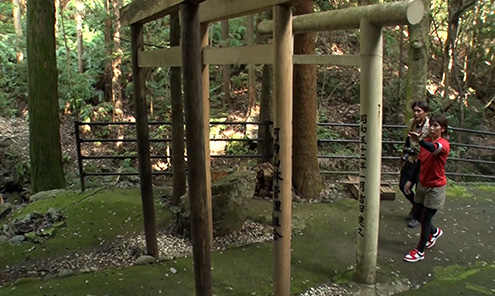 彦瀧神社の鳥居に立つ大久保嘉人と吉田沙保里