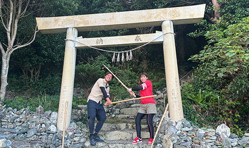 かぶらこさんの鳥居の前にたつ大久保嘉人と吉田沙保里