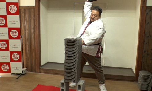 伊勢志摩みやげセンター王将の前に立つ大久保嘉人ち吉田沙保里