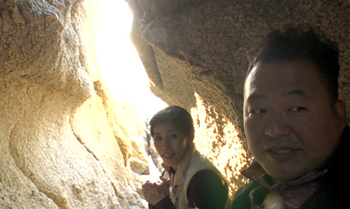 かぶらこさんの鳥居の前にたつ大久保嘉人と吉田沙保里