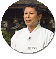 今回の花▼ 樋口俊夫さん ▼川と川が集まって大和川になる合流地点に位置し古来より水の神様として崇敬を集める廣瀬神社の宮司。神社で毎年催される「砂かけ祭」の模様を伝える